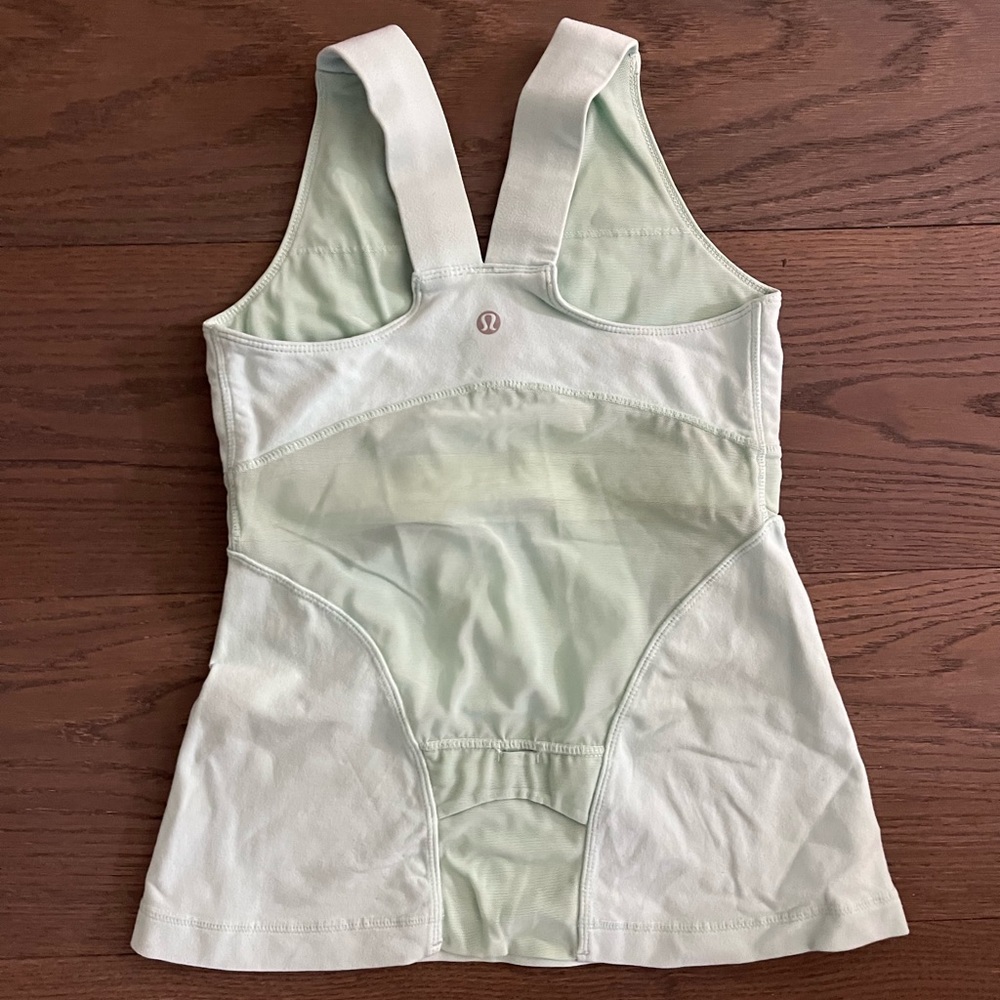 Lululemon mint green Deep V tank top sz 4 EUC
